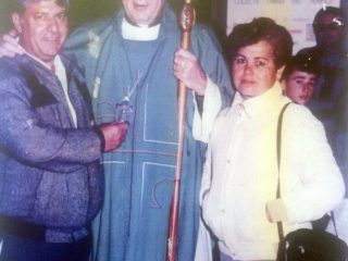 Los padres de Patricia, Juan Carlos Leiva y Carmen Ponce, junto al Obispo de Mercedes-Luján, Monseñor Emilio Ogñenovich.