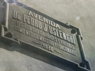 Placa de nomenclatura, de la avenida Nº 50, a la cual, el 28 de agosto de 1936, se le impuso el nombre del Dr. Uslenghi. En noviembre de 1952, dicha denominación, fue reemplazada por la del fundador y pionero local, Calixto Calderón.